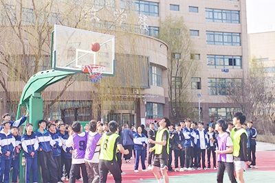 青春跃动篮球场 汗水挥洒少年梦